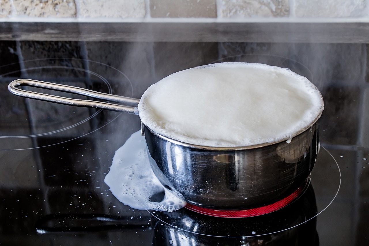 Vitrocéramique à nettoyer : les astuces et les produits pour un nettoyage efficace et sans rayures de votre plaque de cuisson